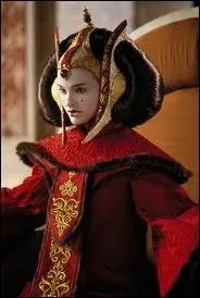 En dpit de la petite taille de l'actrice, son rle de Reine de Naboo requrait des costumes traditionnels trs vocateurs. Mais toute la saga comporte des costumes les plus tranges...