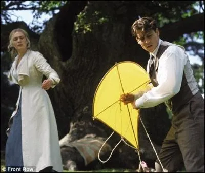 Certes, le film n'est pas inoubliable, mais il raconte la vritable histoire de l'crivain J M Barrie , auteur de Peter Pan, comment il en est venu  inventer son hros, quelle fut sa vie...