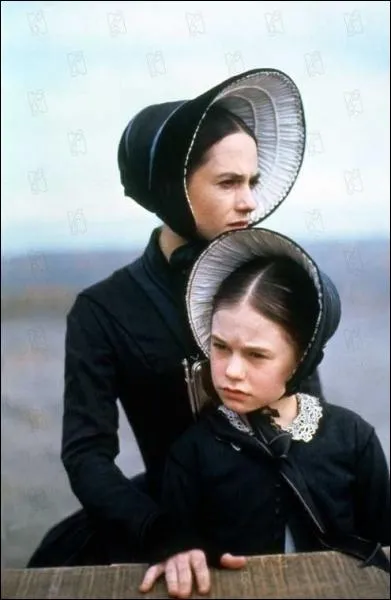 C'est un film de Jane Campion, l'hrone est muette mais musicienne, et s'en va vivre au bout du monde, en Nouvelle-Zlande. Les vtements sont austres et contrastent avec la puissance des sentiments