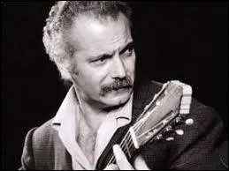 Qui dégrafait son corsage pour donner la gougoutte à son chat ?