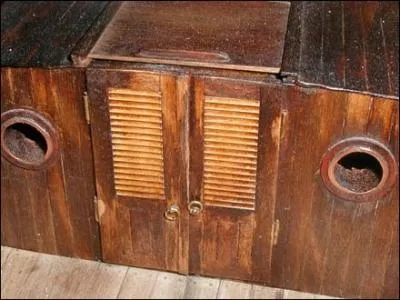 - à l'arrière, un (... ) couvrait une cabine capable de loger deux personnes.