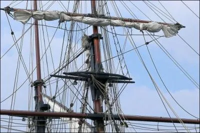 Toujours de l'orthographe : Sur le pont, par le travers du (... ), une caisse en bois,