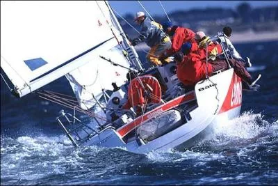 - recouverte de (... ), (... ) à tribord, abritait le foyer.