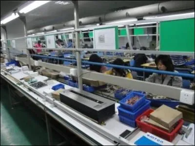 Il fabrique des produits divers, destin�s � la vente c'est un ?