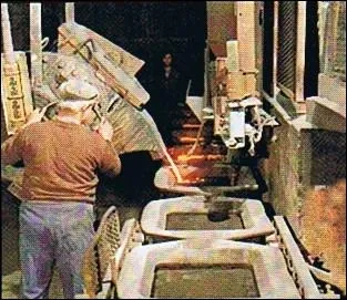 Petite ville des marches de Bretagne, o� l'on fabrique des charrues. .