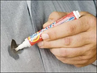 Il vient de faire une grosse  ... ...   sur sa blouse de travail.