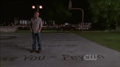 Peyton crit pour Lucas ce message d'amour sur le Rivercourt. Il s'agit de paroles de chanson, mais de quel groupe ?