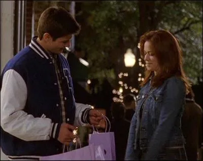 Quel cadeau Haley offre-t-elle  Nathan lors de leur premier rendez-vous ?