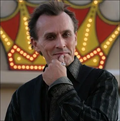 Passons aux personnages moins prsents dans la srie. Qui est celui-ci ?