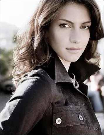 Cette femme fait-elle partie de la srie ?