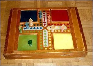 Originaire d'Inde au XVe sicle sous le nom de Pachisi, puis arriv en Grande Bretagne en 1896 sous le nom de ludo, puis en France en 1936, quel est ce jeu ?