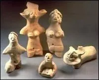 On a retrouv des jouets dans les fouilles de la civilisation de la Valle de l'Indus reprsentant des petites charettes, des sifflets en forme d'oiseaux etc. , de quand dataient-ils ?