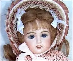 Quelle est cette poupe apparue en 1905 ?