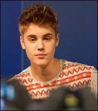 De quelle couleur tait son tee-shirt ?