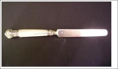 Pourquoi a-t-on invent des couteaux  bouts ronds ?