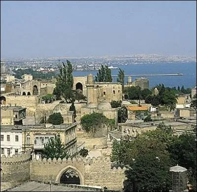 Situe au bord de la Mer Caspienne  l'est du pays, Bakou est la capitale de quel tat ?