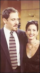 Celui-ci sachant qu'il ne peut mettre en avant un physique de jeune premier met en avant son...fric, mais c'est pour son humour et sa faon d'embrasser que Monica craquera enfin. C'est ?