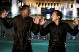 Chris, un agent nul et Lee, un excellent enquteur de Hong Kong, vont devoir faire quipe malgr leurs diffrences videntes pour retrouver la fille du consul chinois, Soo Yang. Merveilleuse comdie :