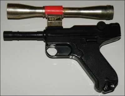 Voici le pistolet de James Bond pour Goldfinger ! Fascinante non, la faon qu'a l'cran de transformer la ralit ?