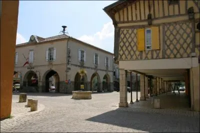Dans quel dpartement se situe la bastide de Damazan qui prsente une superbe place centrale entoure de maisons  cornires ?