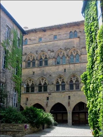 Cordes-sur-Ciel, l'un des plus beaux villages de France est une bastide fonde en 1222 par :