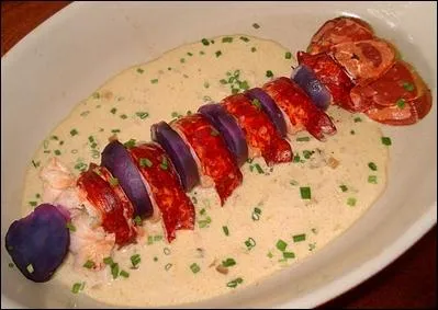 Voici une queue de homard bleu dont la sauce a t faite avec du vin blanc, des chalotes, de la crme, de la moutarde et de l'estragon, nous allons goter :