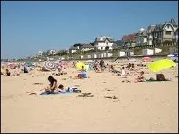 Allons bronzer sur la plage de Jullouville. Comment se nomment les habitants de cette ville Normande ?