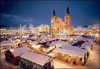 Voici le march de Nol de Nuremberg. Chaque anne, il accueille un total de 2 millions de visiteurs, record unique au monde...
