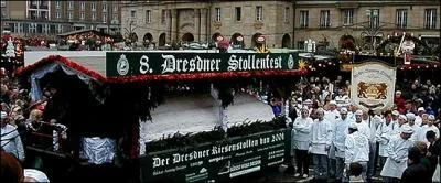 Ce Stollen gant pse 4 tonnes et il est fait, chaque anne, durant le temps des ftes...