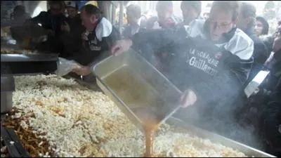 C'est la grande poutine de Nol de Toronto finance par la ville pour les itinrants  l'occasion du temps des ftes...