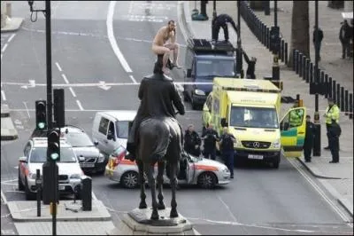 Cet homme a trouv une faon de contester l'hyper commercialisation du temps des ftes. Il a revendiqu  Londres le droit  un Nol dpouill...