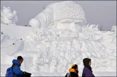 Voici le plus grand Pre Nol du monde en sculpture sur glace...