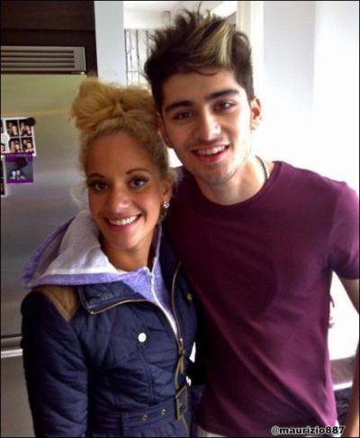 Quel pose prend Zayn lors d'une photo avec une fan qu'il trouve mignonne ?