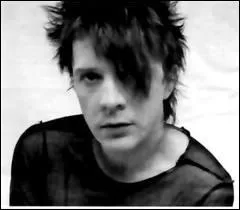 Ce chanteur est le clbre leader du groupe Indochine, mais quel est son nom ?