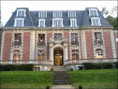 Lors des sept premières saisons, les élèves logeaient dans le château des Vives-Eaux situé à :