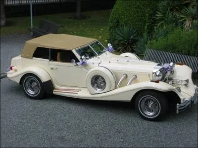 Quelle est la marque de cette voiture de luxe ?