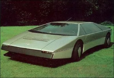 Quelle est la marque de cette voiture anglaise trs... cubique ! ?