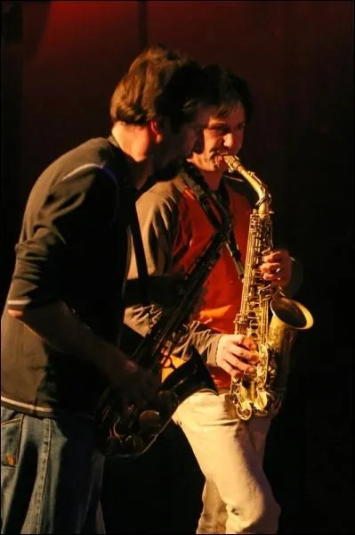 Les saxophones alto et baryton sont tous deux des instruments de la famille des ?