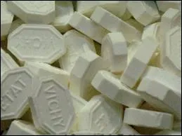 C'est un bonbon de forme octogonale de couleur blanche :