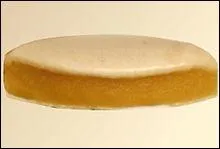 C'est une confiserie faite d'une fine pte de melon confit (ou d'autres fruits confits) et d'amandes broys ensemble, nappe de glace :