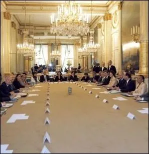 Quel ministre du gouvernement Ayrault est actuellement au coeur d'une polémique concernant la détention d'un compte en Suisse ?