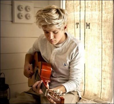 A quel ge a-t-il commenc la guitare ?