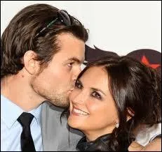 Celle  ses cts est sa femme; comment s'appelle-t-elle ?