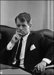 Quel est le second prnom de Robert, assassin tout comme son frre John Fitzgerald lors des annes 1960 ?