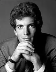 Fils de John Fitzgerald, il meurt  38 ans dans un accident d'avion avec sa femme et la soeur de cette dernire, mais en quelle anne ?