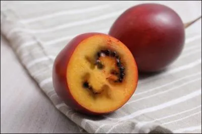 Ce fruit, dit aussi  tomate en arbre , est de forme ovale et mesure 5  10 cm de long. Sa peau est lisse et satine.