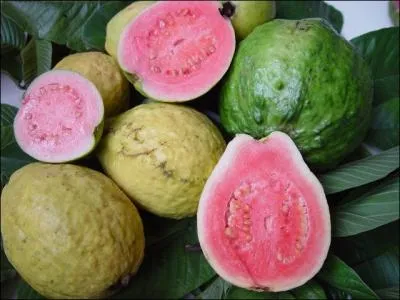 Fruit tropical comestible rond, ovale ou en forme de poire, de 3  10 cm de diamtre. Il a une peau fine et fragile.