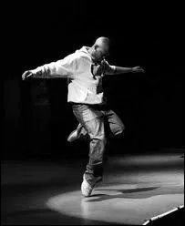 Et cet air de Los del mar qui nous a empoisonns tout un t et qui, depuis, ne cesse de traner dans les mmoires, chorgraphie ultra-grcieuse  l'appui...