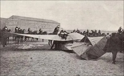 Suite  des ennuis au dcollage d'Issy-les-Moulineaux, il fona dans un groupe de badauds et tua le ministre de la guerre, Bertaux.