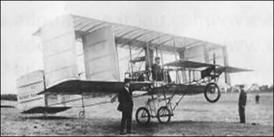 Sur aroplane  Voisin , il inventa une figure acrobatique qui ravissait les spectateurs, en se balanant d'une aile sur l'autre.